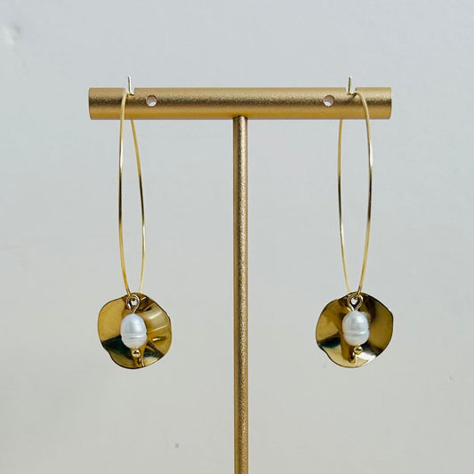 Smooth disc and pearl earrings